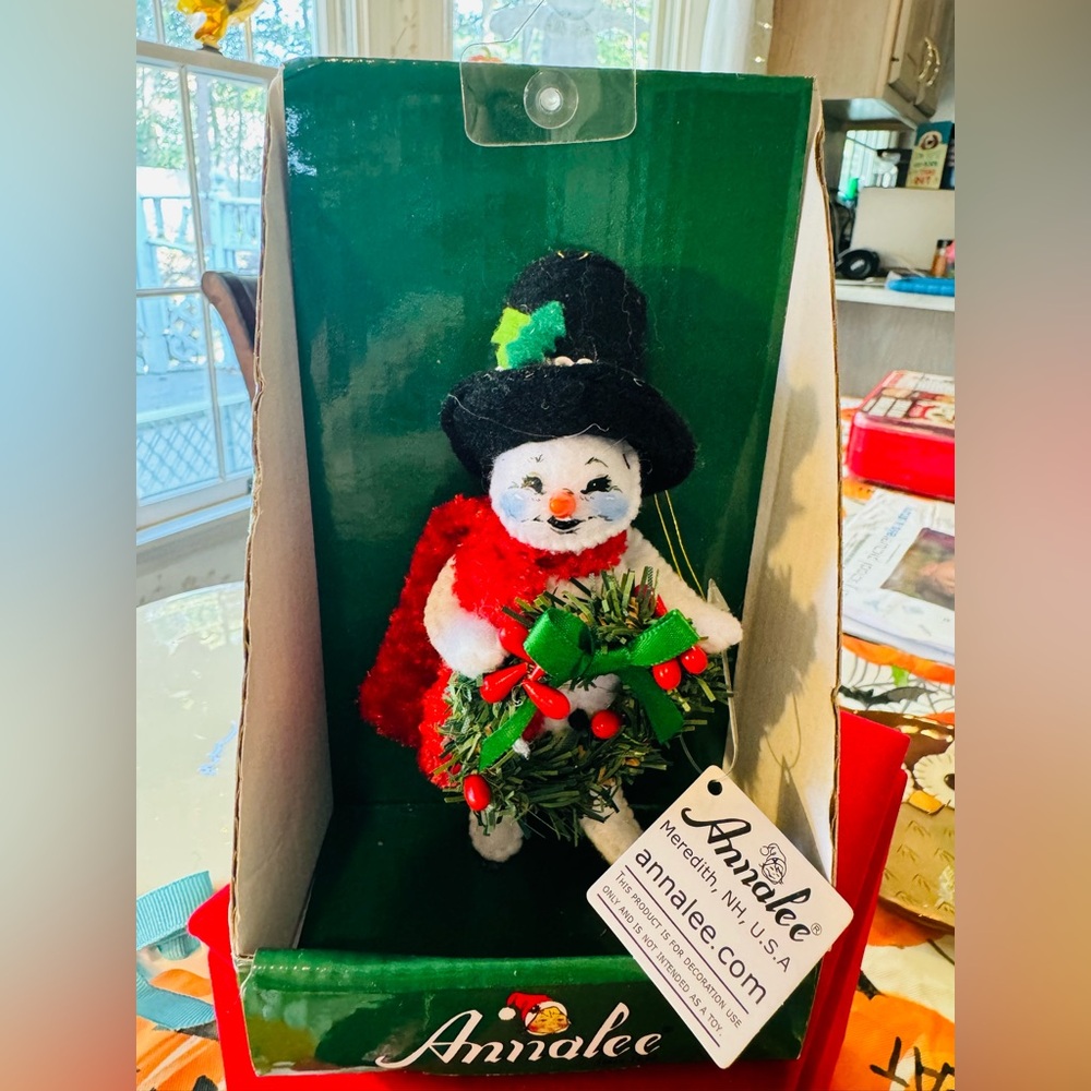 ANNALEE 5" Snowman With Wreath NEW with TAG in BOX 2022